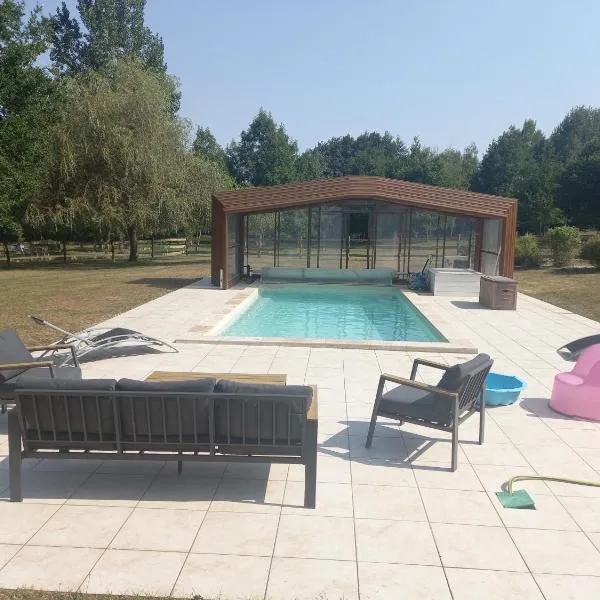 Chalet au cœur de la nature, hotel v destinaci Le Grand-Lucé