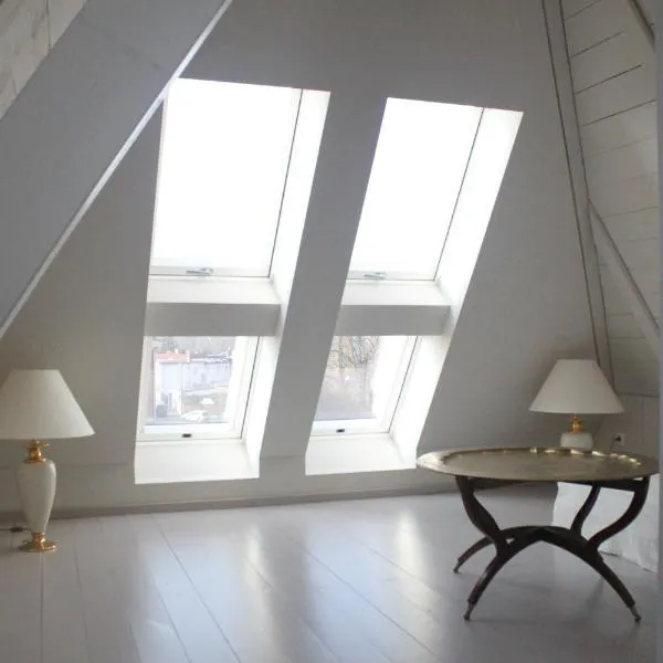Kleine Wolke - Dachgeschoss Ferienwohnung mit Klimaanlage und Ausblick, отель в Лейпциге