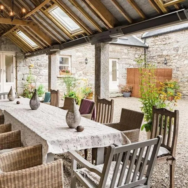 Stunning Granite Barn Conversion, hôtel à Tullow