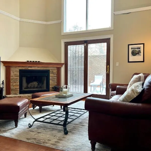4 Bedroom Home in Best Location Parking Fireplace Back Yard Pets Welcome, hotel a Chicago