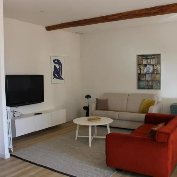 Maison chaleureuse avec grande terrasse, hôtel à Nîmes