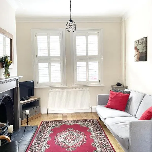 Riverside Lodge - Quaint Victorian Home By The River, hotel in York