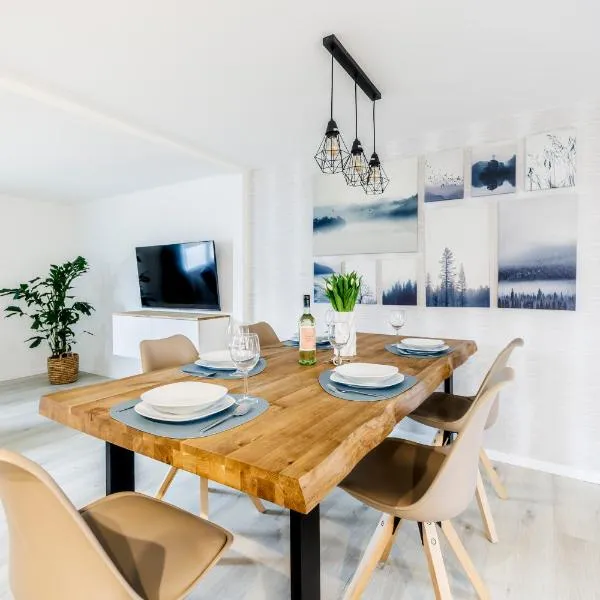 Ferienhaus Waldgeflüster 70 QM I überdachte Terrasse I 2 Schlafzimmer I Strandnah, ξενοδοχείο σε Joachimsthal