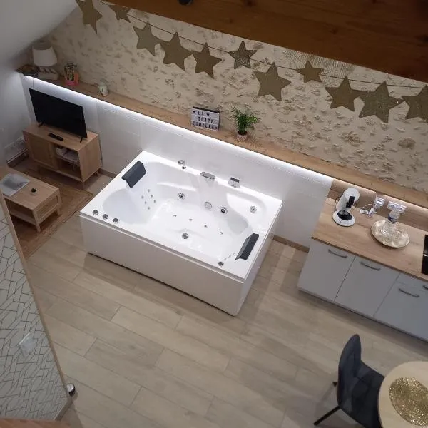 La Suite Etoilée - Balnéo privative, hotel v destinaci Courgains