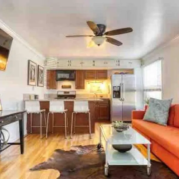 Belmont Shore Beach Bungalow, 2 min walk to town!, отель в Лонг-Бич