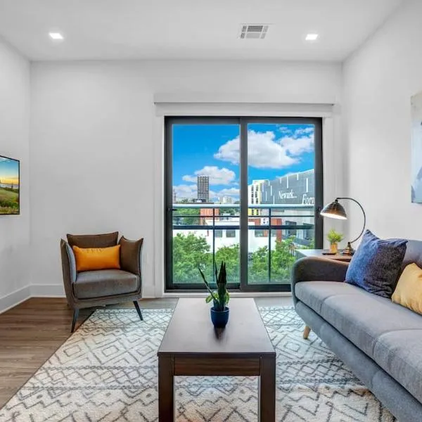 Exuberant King Bed Near EWR w/ Gym & Parking，位于纽瓦克的酒店
