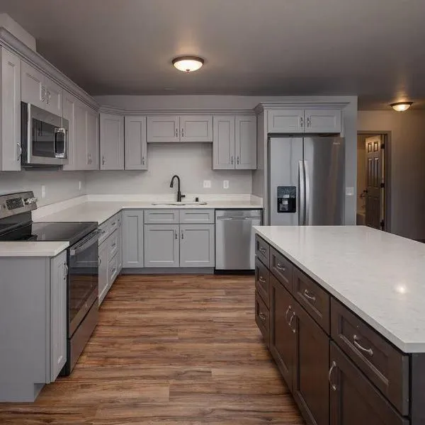 Top floor lakefront condo with Mountain Views!, hôtel à Wasilla