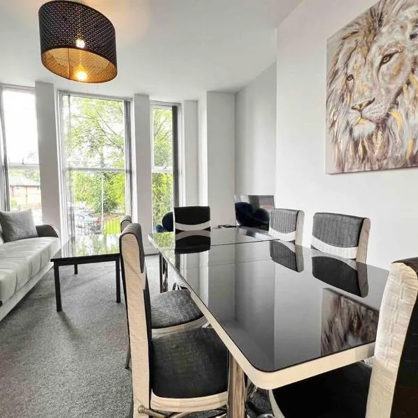 FREE PARKING - Cosy 2-BR Flat near Salford Royal, hotel in Manchester