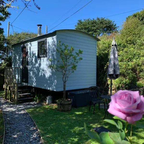 Tides Reach, Deluxe Shepherds hut 1, 100m from the Beach, Hotel in St Merryn