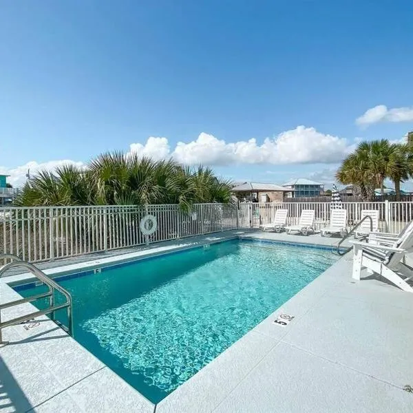 Family Getaway! Blue Bungalow w Pool! 4min Walk to Beach!, hotel in Gulf Shores