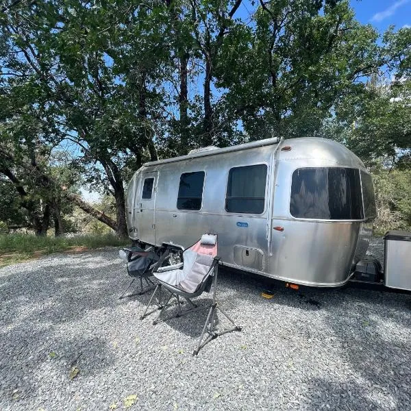 Modern Airstream with amazing view - 10 to 15 minutes from Kings Canyon National Park, hotel v destinaci Dunlap