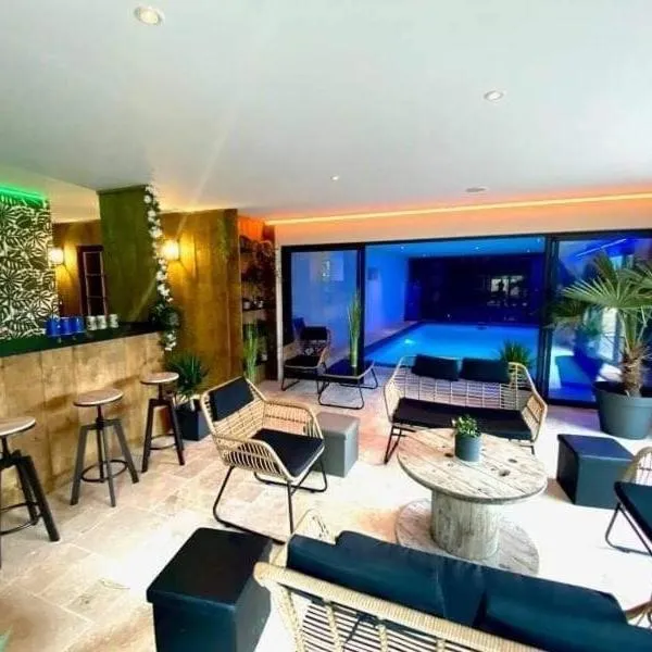 Chalet avec accès piscine illimité, hotel in Fiennes