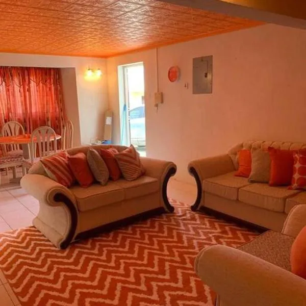 Lovely 2 bedroom condo with WiFi in a quiet area, 7-10 minutes away from both the airport and Oistins، فندق في كرايست تشيرش