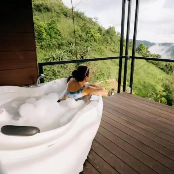 Grey Rock Mountain Cabin w/ Jacuzzi – hotel w mieście Balamban