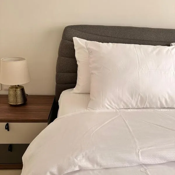 City Gem - 1 Bedroom, 3 Beds, hotel a Mascate