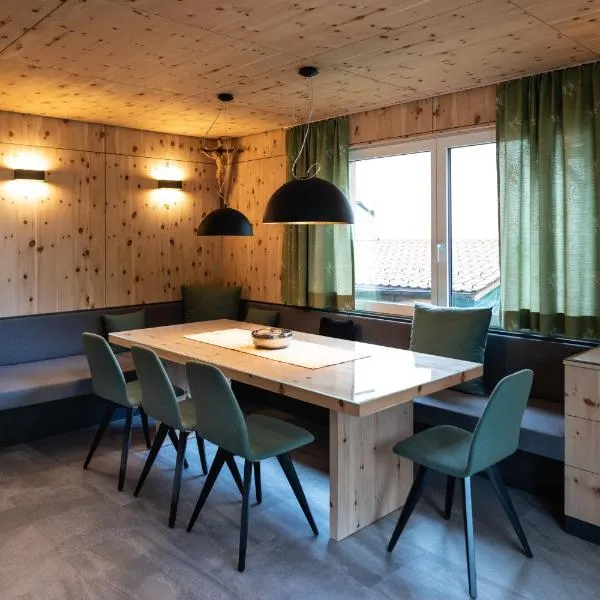 Luxury Eco-Chalet Pino Achensee - hike, bike, ski for 6 or more, hotel in Achenkirch