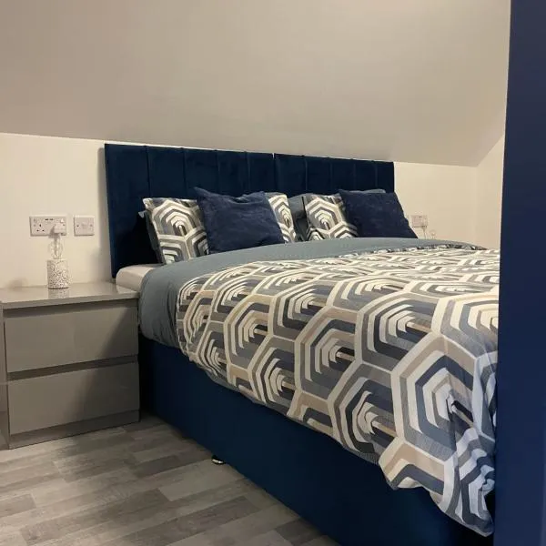 Lochside Loft - Self Catering Apartment for 2 In a great location for Inverness Airport and both Cabot Highlands & Nairn Golf Courses, khách sạn ở Inverness