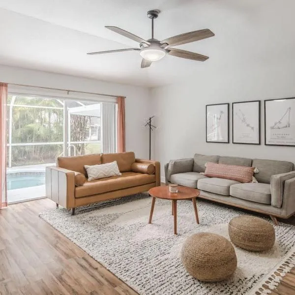 11 Mins to Beach - 3BR w Private Pool + Grill, hotel em Vero Beach