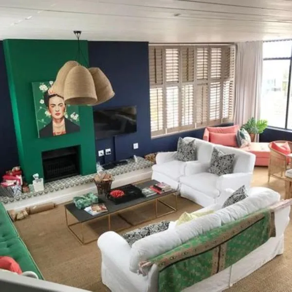 Best of Both! Mountain and Sea View Home., ξενοδοχείο σε Hermanus