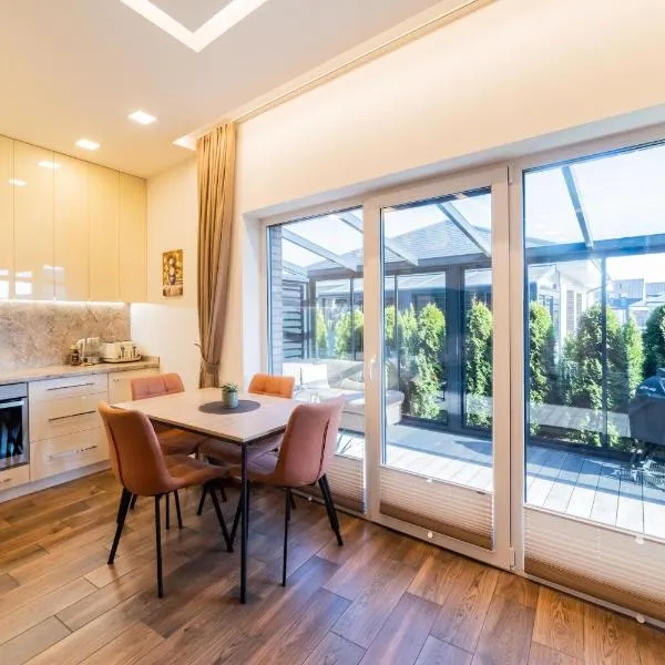 Kotedžas Kunigiškiuose su terasa, hôtel à Palanga