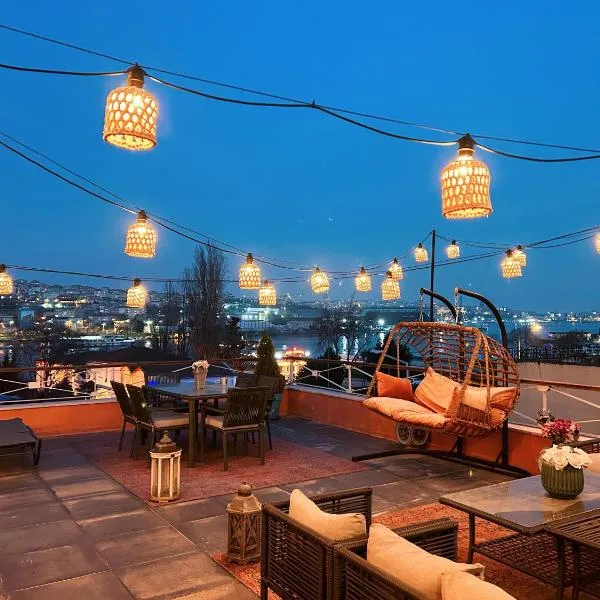Waterfront Villa by the Tram - Private Terrace with Dome & Golden Horn View in Fatih, hôtel à Istanbul