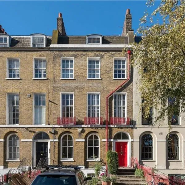 Entire Ground Floor Flat, Free Off-Street Parking and Large Garden, hotel in London