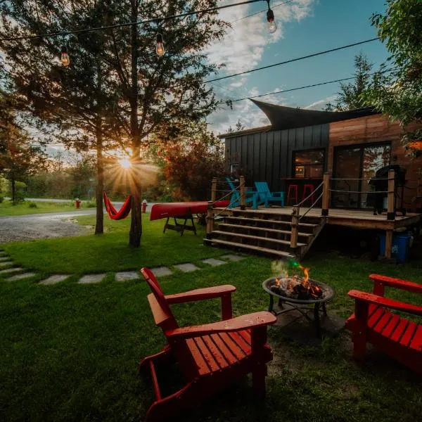 The Nest - Romantic Tiny Home with a Vintage Vibes, 10 mins to Winery, hotel u gradu Deseronto