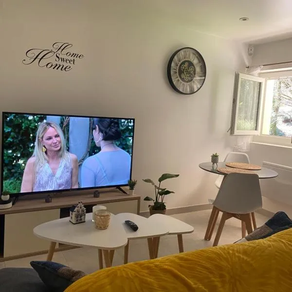 Chez Julie petit appartement une chambre rez jardin maison, hotel v destinaci Tulle