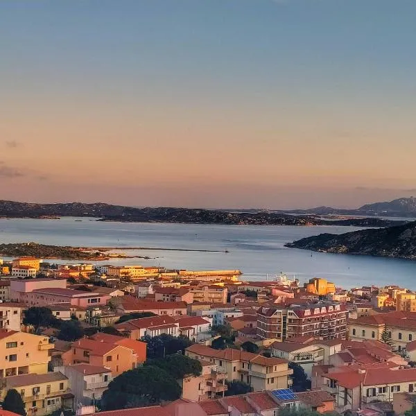 Appartamento vista mare a La Maddalena, отель в Ла-Маддалене