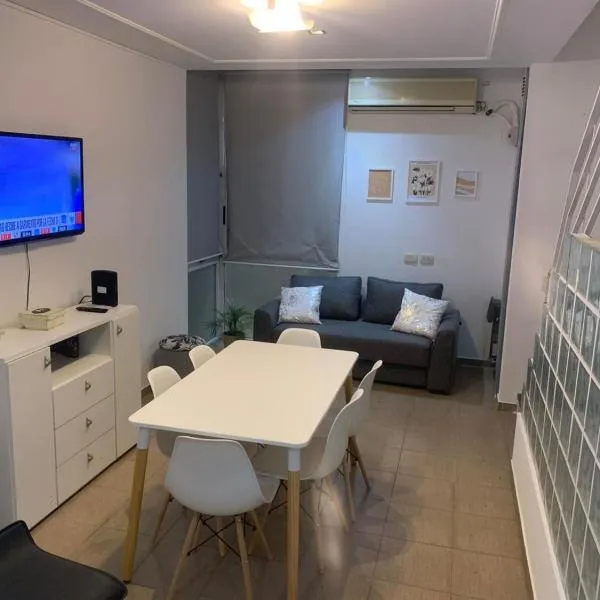 Triplex La plata para 6 personas con cochera y parrila, hôtel à La Plata