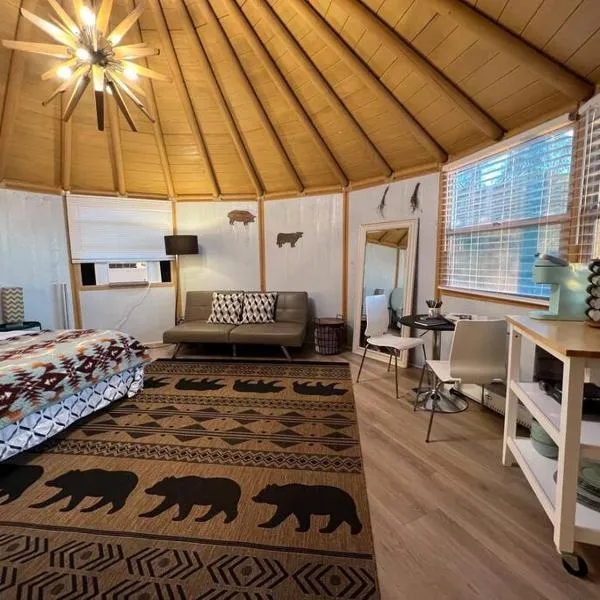 Glamping-Sky Dome Yurt-Tiny House-2 modern composting toilet, hotel in Valley Center