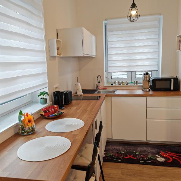YELLOW APARTMENT WITH FREE PARKING, Lublana