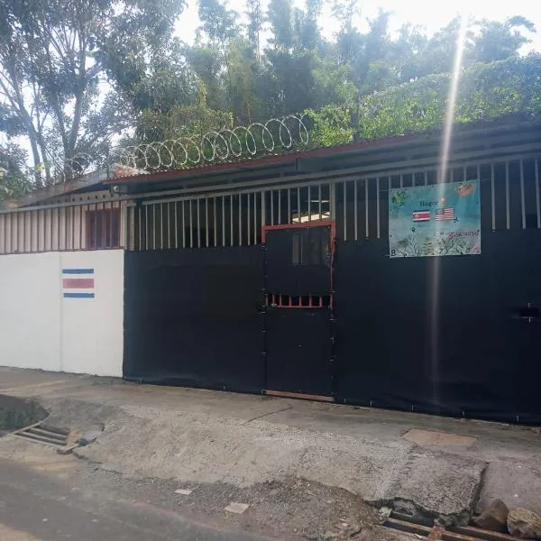Hogar tico-estadounidense cerca de aeropuerto, hôtel à Alajuela