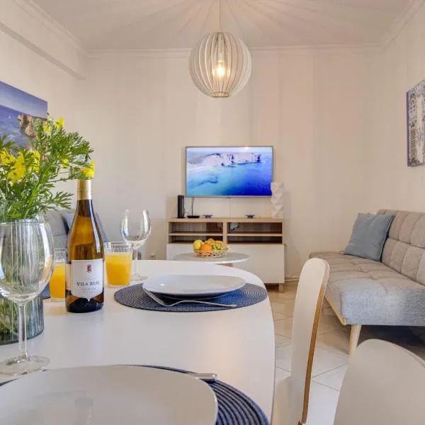 Old Town 2BR 50m Ocean w/ AC Wi-Fi Parking Terrace, khách sạn ở Albufeira