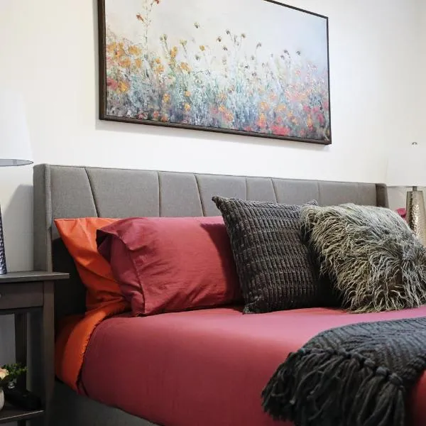 Stylish Retreat with King Bed, Long Stays, WEM, Disney+, hotel in Edmonton