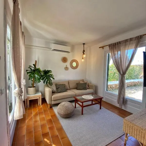 Villa Calma 450m from the beach, hôtel à Cala en Blanes