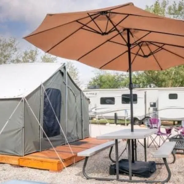Moab RV Resort Glamping Setup Tent in RV Park #4 OK-T4, hotel en Moab