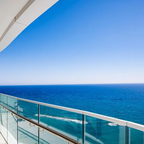 Del Mar Beachfront 3 Bedroom 'C' Residence，位于利马索尔的酒店