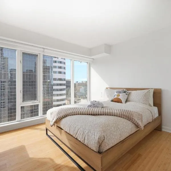 Modern 2-Bedroom Condo w Floor to Ceiling Windows, hotelli Torontossa