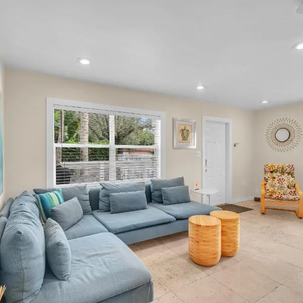 Grove Bay Bungalow - 2/2 Gated Cottage-Walk to Bay, hotel din Miami