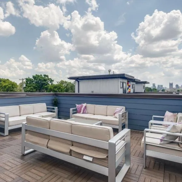 Modern Townhome, w/ Downtown Views, Rooftop Deck only 6min to Broadway, hotel in Nashville