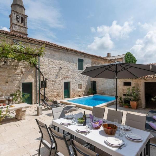 Rustic Villa with pool in the center of a romantic little place
