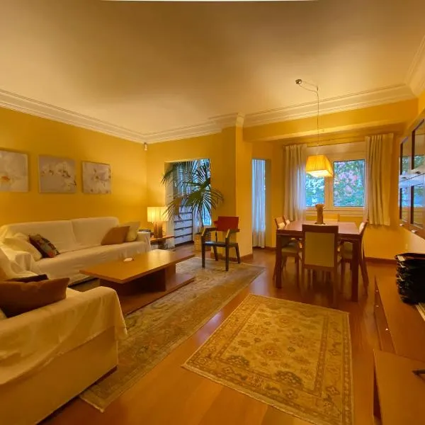 Cozy flat in central Madrid with garage, hotel in Madrid