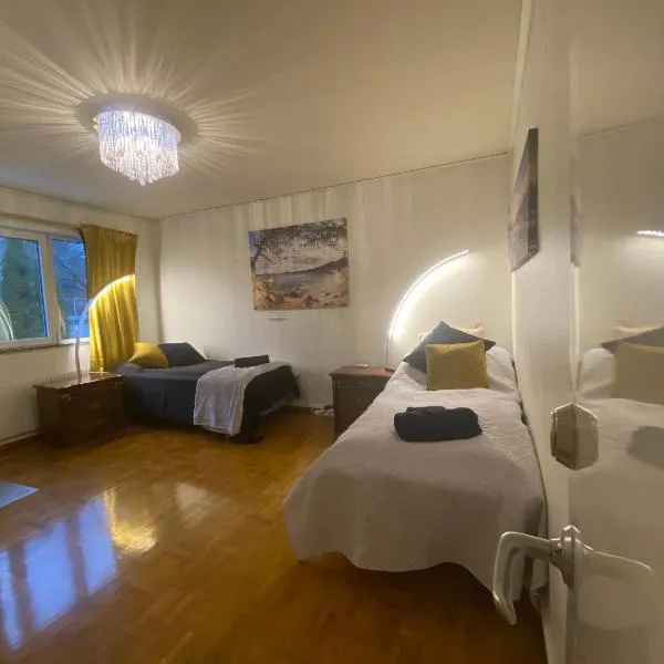 Stockholm Arlanda gratis parkering , Wifi, Fiber 1Gb, 2 enkelsängar, Långtidsboende rymligt o Garderober Room2, Hotel in Täby