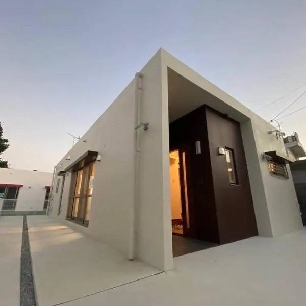 沖縄北部の綺麗なビーチまで徒歩2分でのんびり沖縄ライフをKAHOO Space, hotel in Yabu