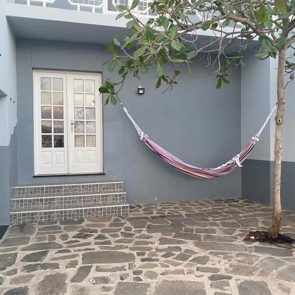 Vivenda com pátio, no coração do Mindelo, hotel in Mindelo