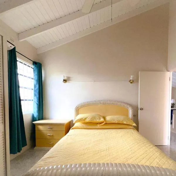 2 Bed Apartment, great location, hotel in Saint James