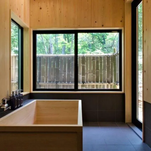 Hinoki no ie - Cottage with natural hot spring in a cypress bathtub、志賀町のホテル
