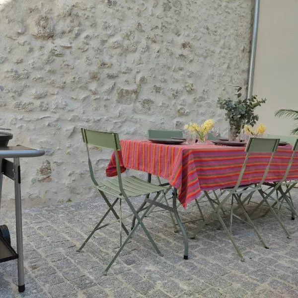 Beau quartier et central, maison spacieuse avec cour, 3 chambres, 3 salles de bains à 10 min à pied de la gare, hôtel à Orléans