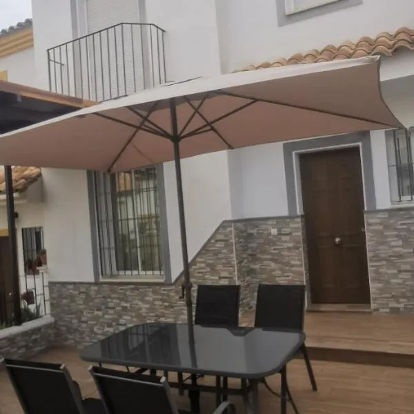 HOGAREÑO ADOSADO EN EL PUEBLO DE ARDALES, hotel in Ardales